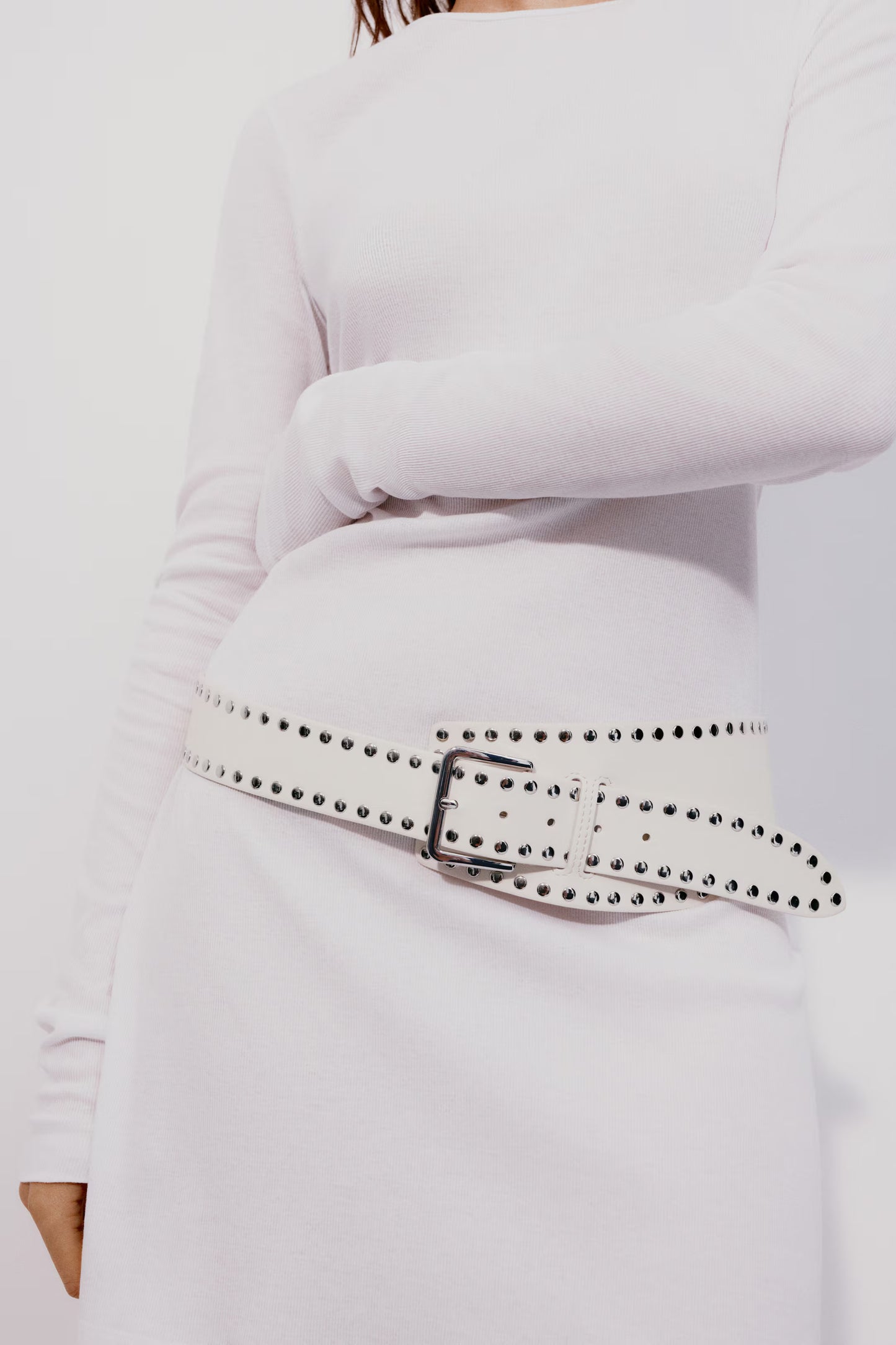 Studded asymmetric belt